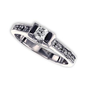 Anillo De Compromiso Carlina con circonia al centro y circonias a los laterales