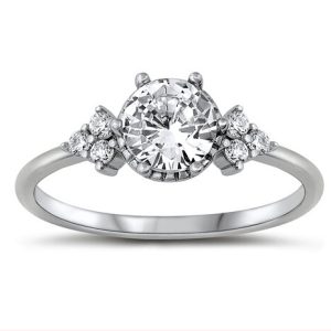 Anillo de compromiso con 3 circonias en triangulo y halo miligraneado