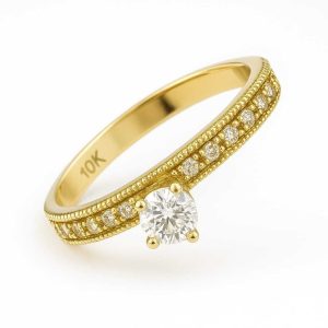 Anillo de compromiso con circonia de 4mm y circonias a los laterales oro 10k