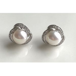 Aretes pegados diseño 3 listones alrededor y perla central 7mm plateada y dorada