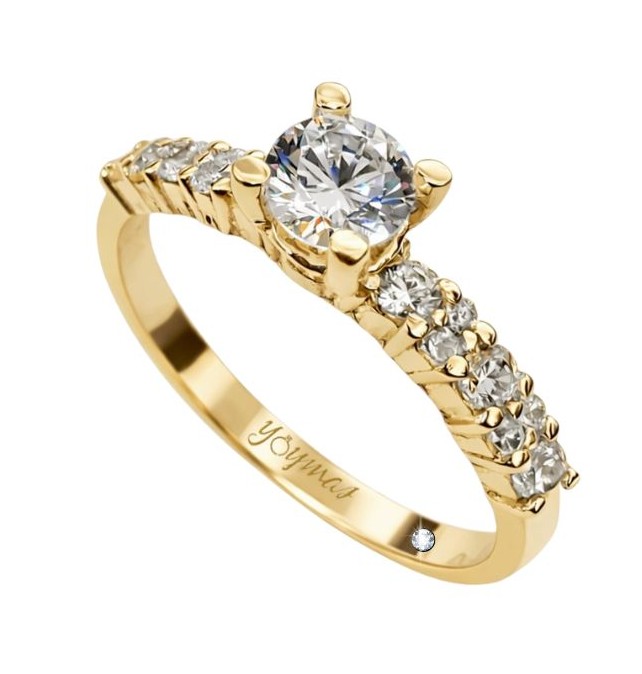 Anillo de compromiso con circonia central y circonias a los laterales en varios tamaños oro 10K