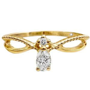 Anillo casual con circonia en forma de gota y circonia con laterales encontrados oro 10K