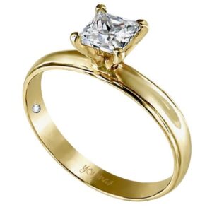 Anillo de compromiso tipo argolla con circonia cuadrada y orilla diamantada oro 10K