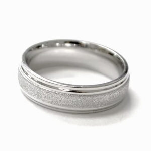 Argolla mateado de arena al centro diamantado doble a las orillas plateada de acero