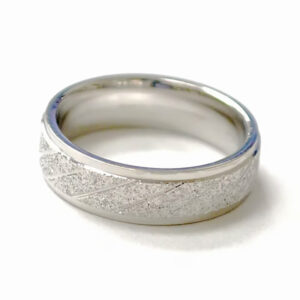 Argolla mateado de arena al centro lineas diamantadas plateada de acero