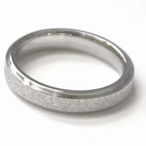 Argolla mateado de arena al centro orilla diamantada plateada en acero