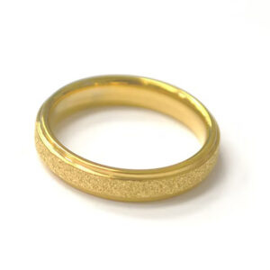 Argolla mateado de arena al centro orilla diamantada dorada en acero