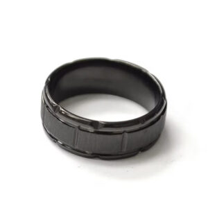 Argolla negra mateado negro al centro y estilo de pinzas de acero