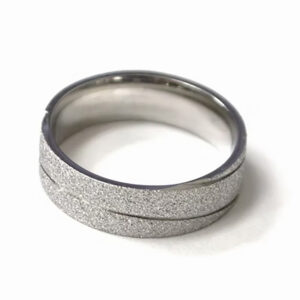 Argolla mateado y linea curveada al centro plateado de acero