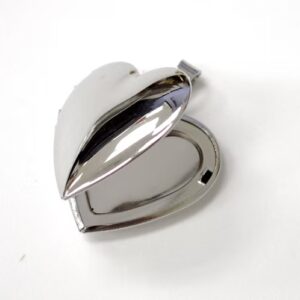 Dije de guarda pelos en forma de corazón plateado en acero