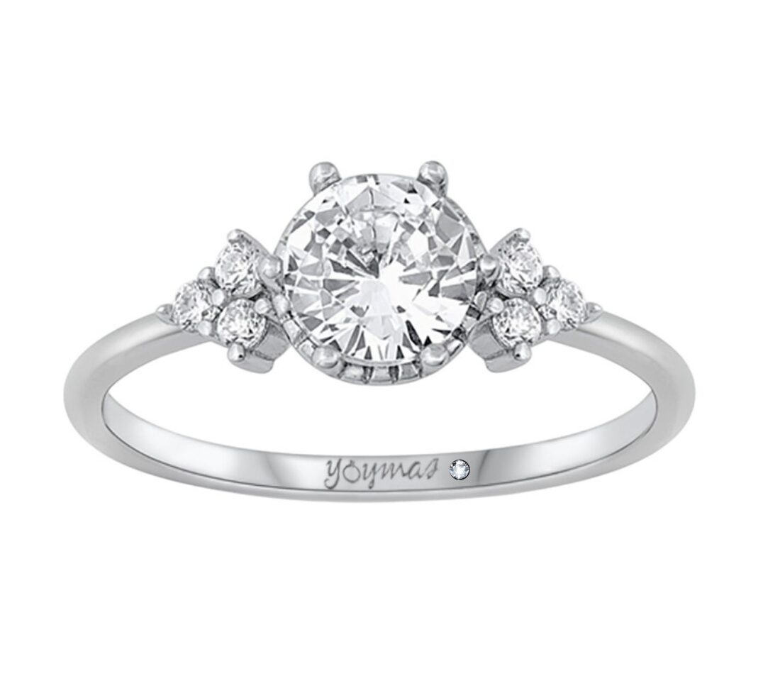 Anillo de compromiso con circonias en triangulo a cada lateral plata