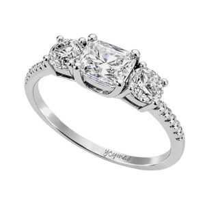 Anillo de compromiso con circonia rectangular central y circonias plata