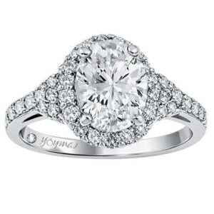 Anillo de compromiso con circonia ovalada central y circonias plata