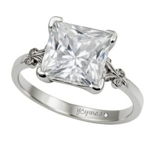 Anillo casual con circonia cuadrada y laterales diseño "V"  plata