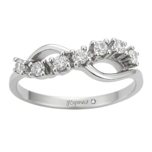 Anillo casual en forma de infinito con estrias y circonias  plata