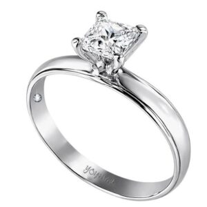 Anillo de compromiso tipo argolla con circonia cuadrada y orilla diamantada plata