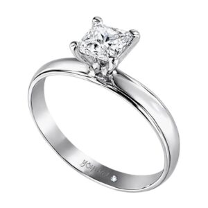 Anillo de compromiso tipo argolla con circonia cuadrada y orilla diamantada plata