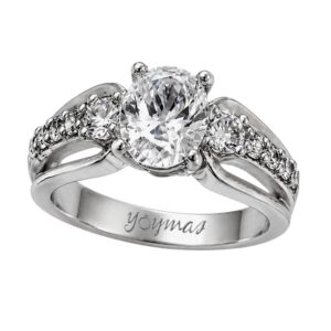 Anillo con circonia ovalada y a cada lado plata