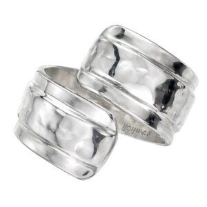 Anillo sesgado martillado al centro con bordes lisos plata