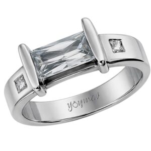 Anillo con circonia baguette y cuadradas a cada lado plata