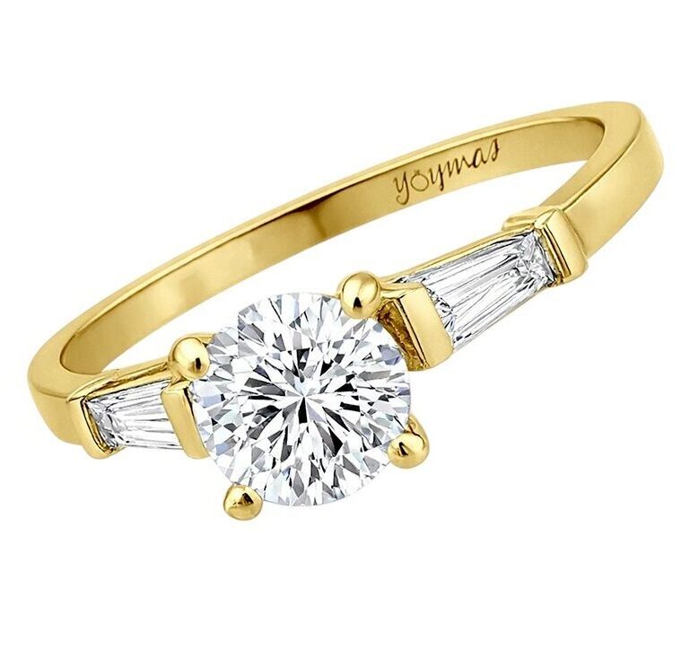 Anillo con circonia y baguette ahusada al lado oro 10K