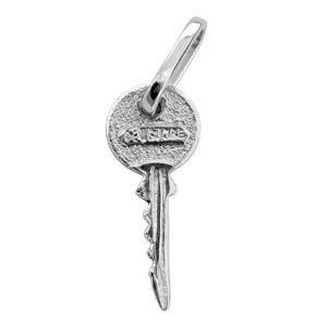 Dije en forma de llave plata
