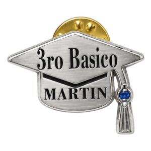 Pin de birrete Graduación Tercero Básico con nombre plata