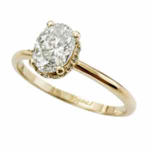 Anillo Moissanita ovalada y halo de circonias abajo oro 10K